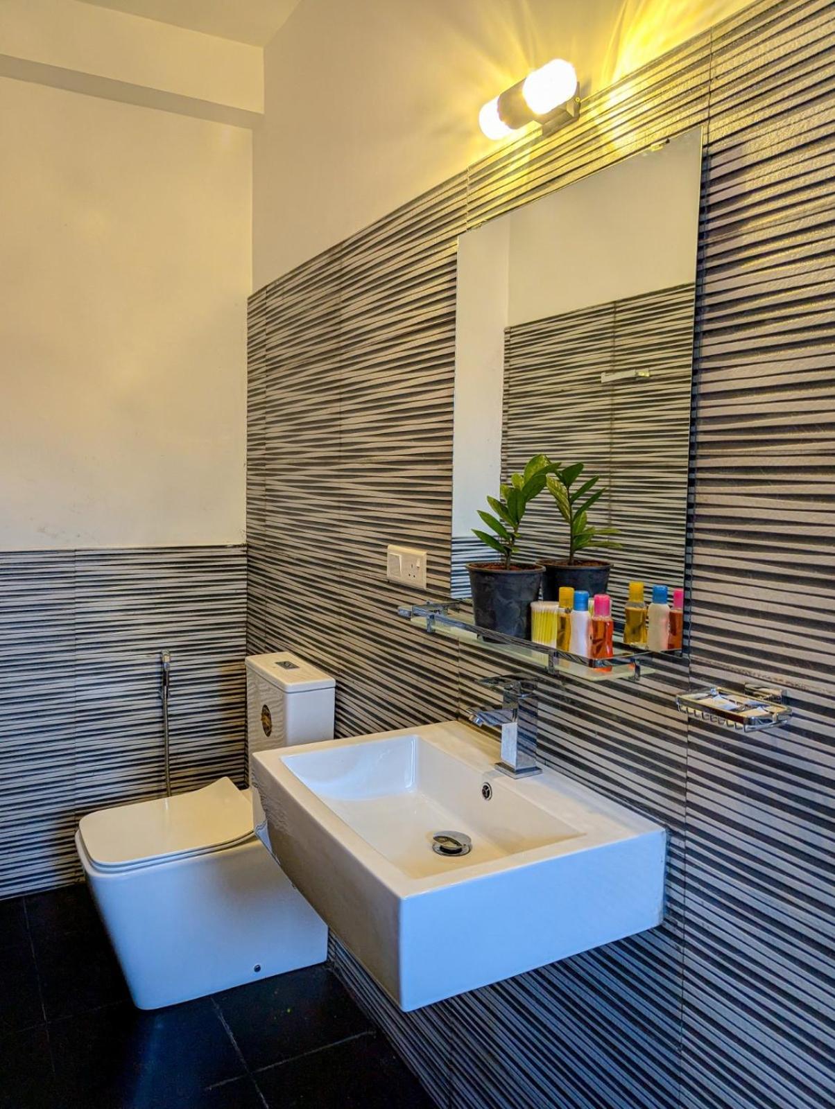 Airport Hotel By Cmb Apartments Negombo Exterior photo